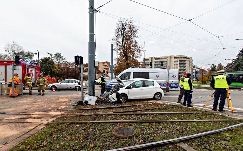 Próbował uniknąć zderzenia, uderzył w słup zdjęcie nr 338488 Próbował uniknąć zderzenia, uderzył w słup zdjęcie nr 338488