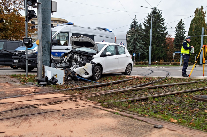 Próbował uniknąć zderzenia, uderzył w słup zdjęcie nr 338485 Próbował uniknąć zderzenia, uderzył w słup zdjęcie nr 338485