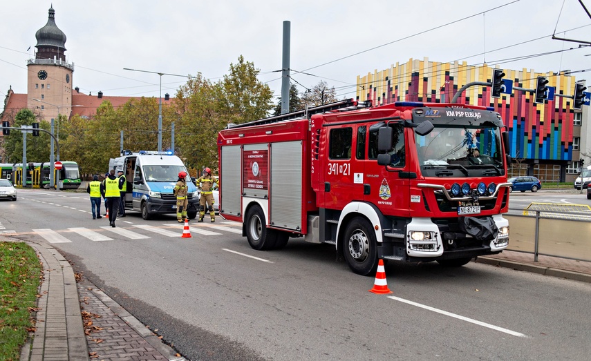 Próbował uniknąć zderzenia, uderzył w słup zdjęcie nr 338491 Próbował uniknąć zderzenia, uderzył w słup zdjęcie nr 338491