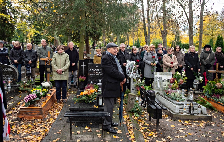 Prezydent RP odznaczył pośmiertnie Zdzisława Dubiellę. Dzisiaj odbył się pogrzeb zdjęcie nr 338514 Prezydent RP odznaczył pośmiertnie Zdzisława Dubiellę. Dzisiaj odbył się pogrzeb zdjęcie nr 338514