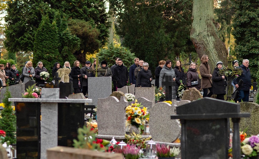 Prezydent RP odznaczył pośmiertnie Zdzisława Dubiellę. Dzisiaj odbył się pogrzeb zdjęcie nr 338507 Prezydent RP odznaczył pośmiertnie Zdzisława Dubiellę. Dzisiaj odbył się pogrzeb zdjęcie nr 338507