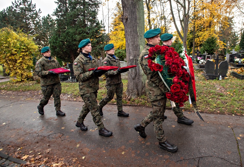 Prezydent RP odznaczył pośmiertnie Zdzisława Dubiellę. Dzisiaj odbył się pogrzeb zdjęcie nr 338501 Prezydent RP odznaczył pośmiertnie Zdzisława Dubiellę. Dzisiaj odbył się pogrzeb zdjęcie nr 338501