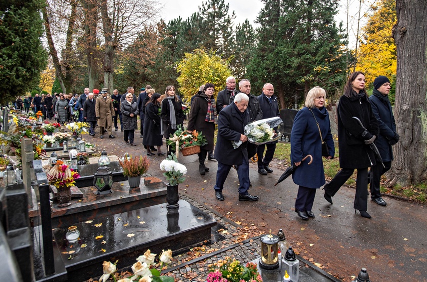Prezydent RP odznaczył pośmiertnie Zdzisława Dubiellę. Dzisiaj odbył się pogrzeb zdjęcie nr 338504 Prezydent RP odznaczył pośmiertnie Zdzisława Dubiellę. Dzisiaj odbył się pogrzeb zdjęcie nr 338504