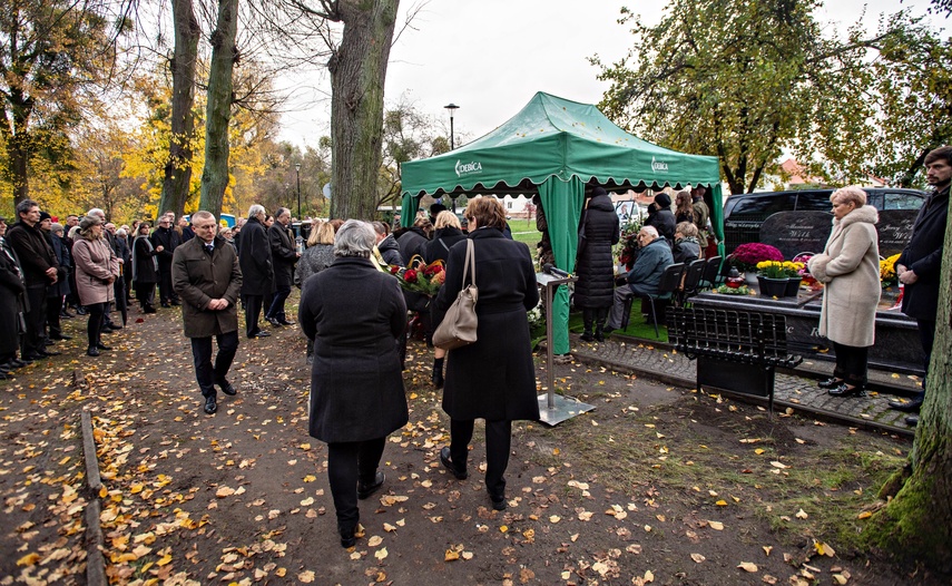 Prezydent RP odznaczył pośmiertnie Zdzisława Dubiellę. Dzisiaj odbył się pogrzeb zdjęcie nr 338516 Prezydent RP odznaczył pośmiertnie Zdzisława Dubiellę. Dzisiaj odbył się pogrzeb zdjęcie nr 338516