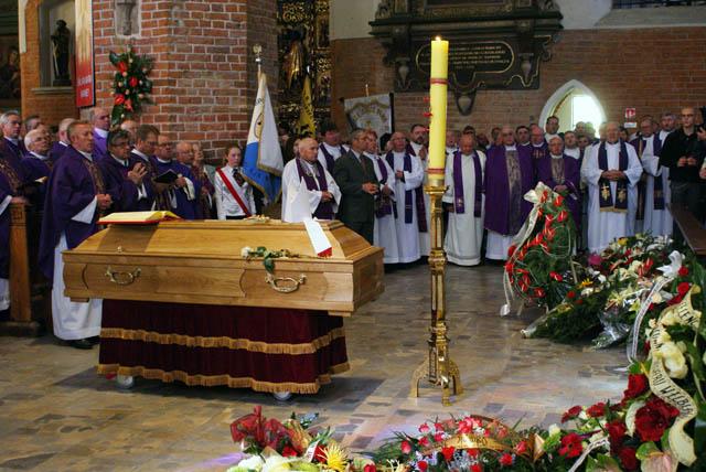 Syn ziemi kaszubskiej spoczął w krypcie biskupów zdjęcie nr 27314