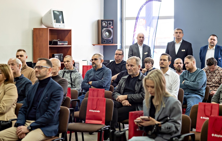 Nowe maszyny CNC w Centrum Kształcenia zdjęcie nr 339890