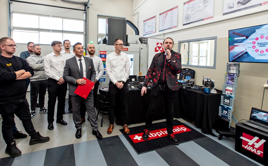 Nowe maszyny CNC w Centrum Kształcenia zdjęcie nr 339909