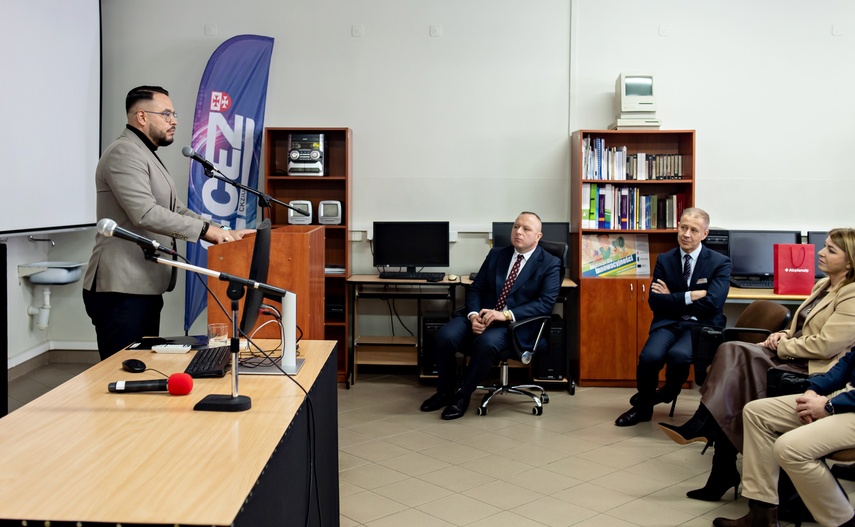 Nowe maszyny CNC w Centrum Kształcenia zdjęcie nr 339887