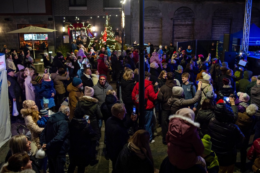 Choinka już świeci zdjęcie nr 340097