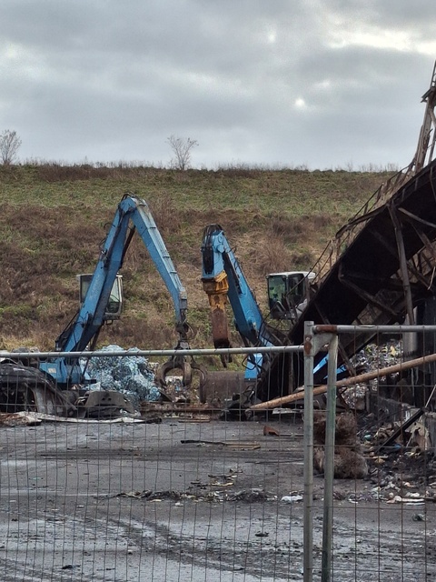 Rozpoczęła się rozbiórka spalonej sortowni odpadów zdjęcie nr 340443