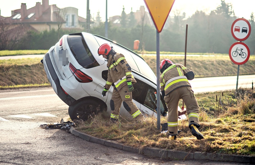 Wymusiła pierwszeństwo i wylądowała w rowie zdjęcie nr 340806