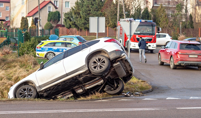 Wymusiła pierwszeństwo i wylądowała w rowie zdjęcie nr 340812