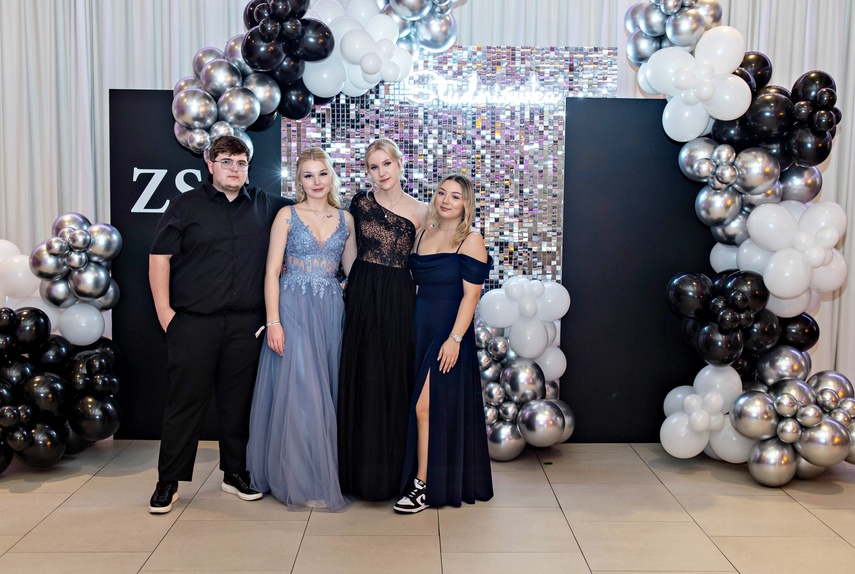 Zaczynamy studniówki! Tak bawili się uczniowie Zespołu Szkół Gosporadczych zdjęcie nr 341362