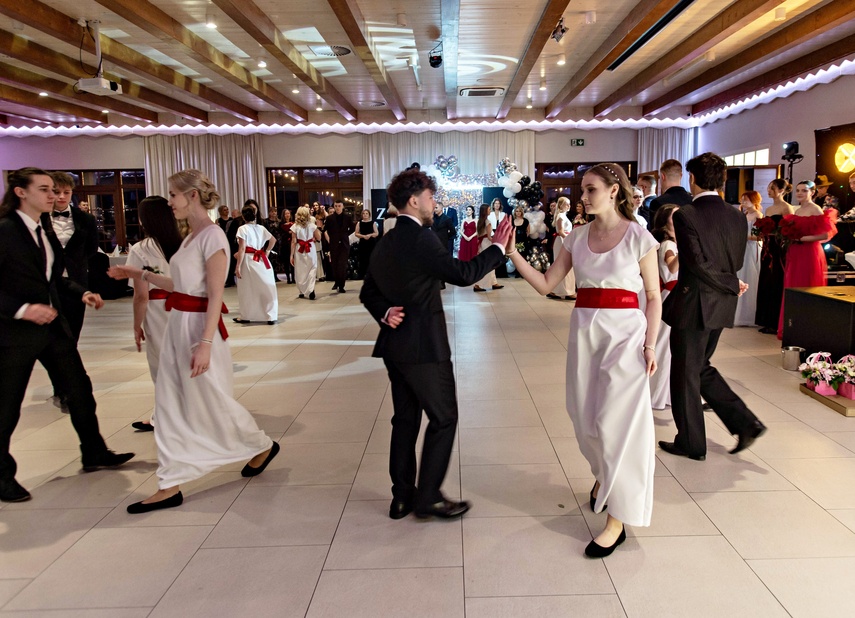 Zaczynamy studniówki! Tak bawili się uczniowie Zespołu Szkół Gosporadczych zdjęcie nr 341325