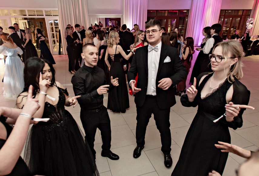 Zaczynamy studniówki! Tak bawili się uczniowie Zespołu Szkół Gosporadczych zdjęcie nr 341384