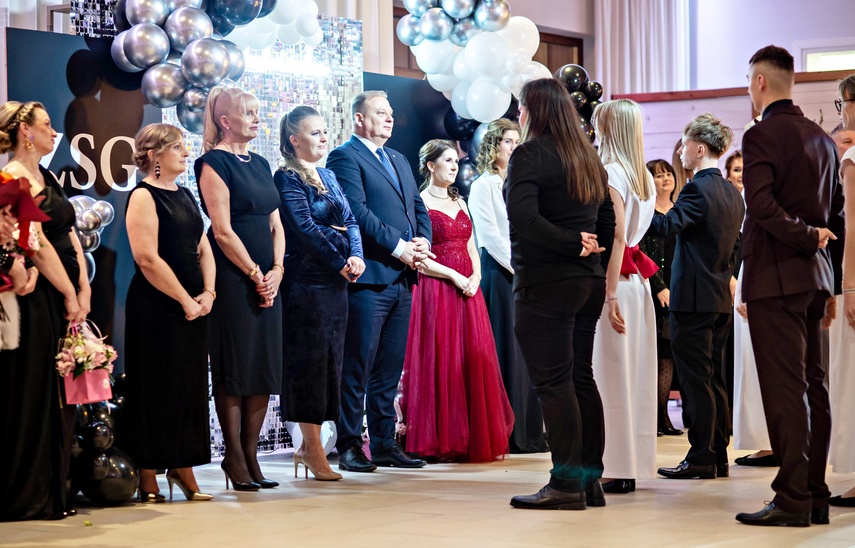 Zaczynamy studniówki! Tak bawili się uczniowie Zespołu Szkół Gosporadczych zdjęcie nr 341319