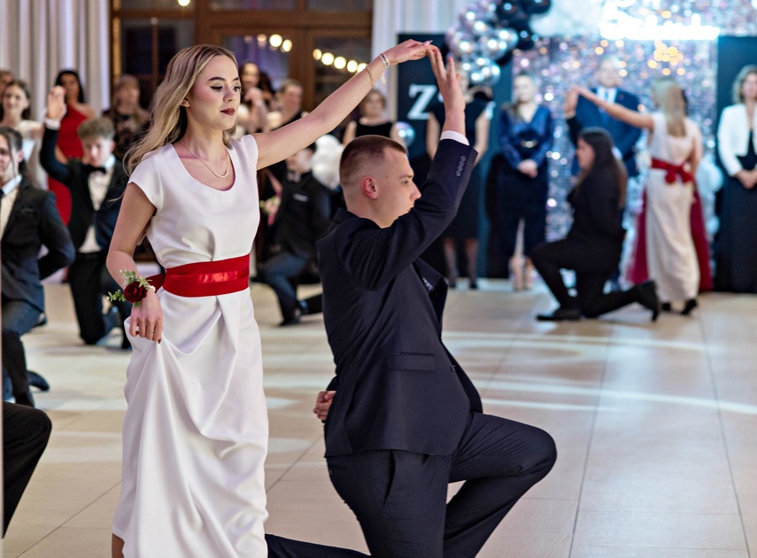 Zaczynamy studniówki! Tak bawili się uczniowie Zespołu Szkół Gosporadczych zdjęcie nr 341330