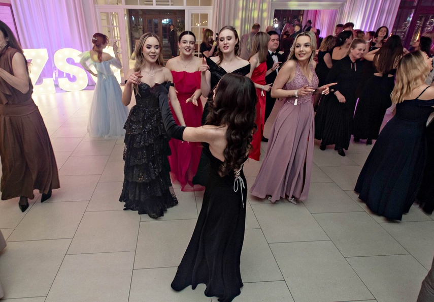 Zaczynamy studniówki! Tak bawili się uczniowie Zespołu Szkół Gosporadczych zdjęcie nr 341373