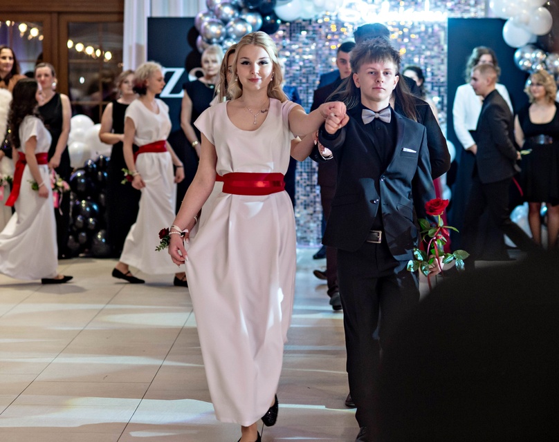 Zaczynamy studniówki! Tak bawili się uczniowie Zespołu Szkół Gosporadczych zdjęcie nr 341333