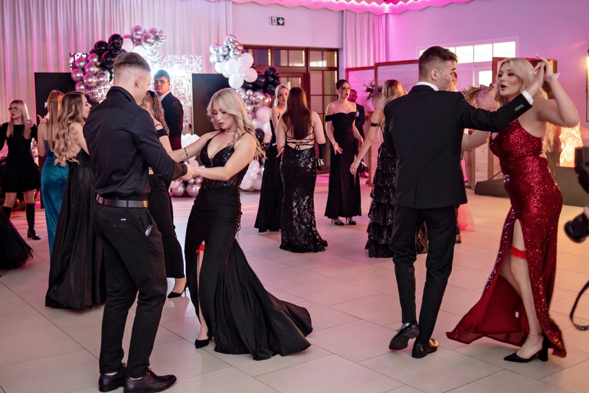 Zaczynamy studniówki! Tak bawili się uczniowie Zespołu Szkół Gosporadczych zdjęcie nr 341420