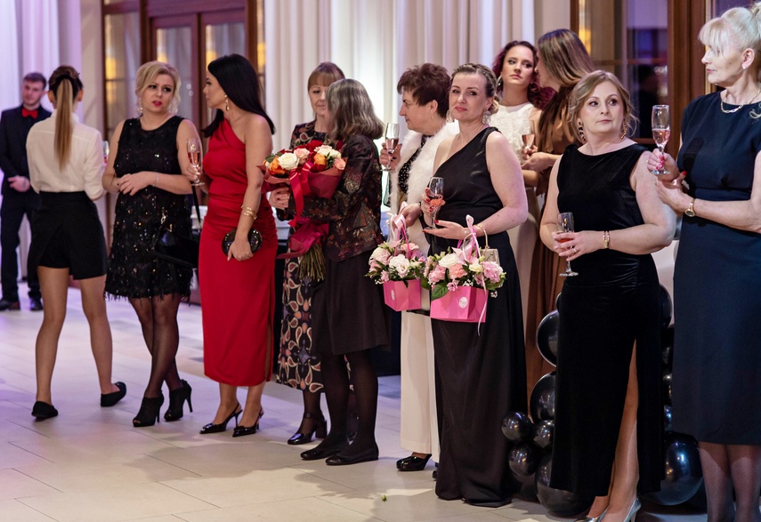 Zaczynamy studniówki! Tak bawili się uczniowie Zespołu Szkół Gosporadczych zdjęcie nr 341337