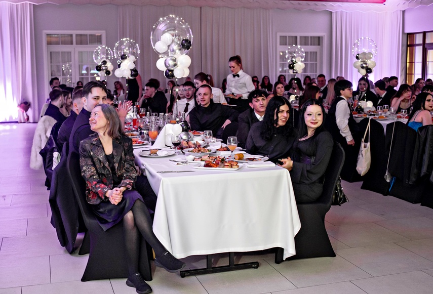 Zaczynamy studniówki! Tak bawili się uczniowie Zespołu Szkół Gosporadczych zdjęcie nr 341440