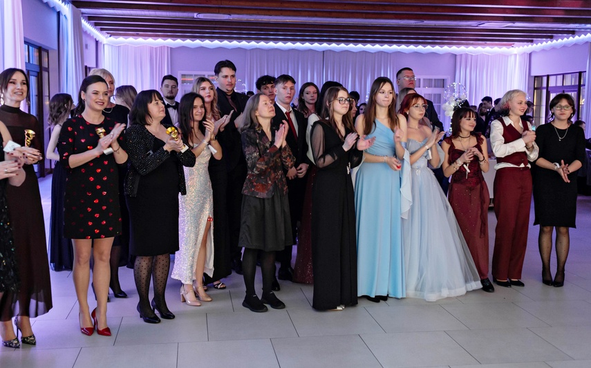 Zaczynamy studniówki! Tak bawili się uczniowie Zespołu Szkół Gosporadczych zdjęcie nr 341450