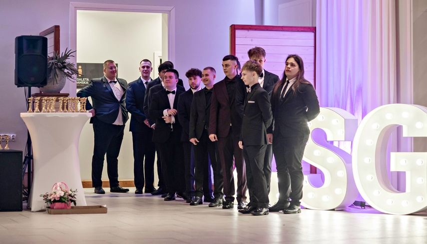 Zaczynamy studniówki! Tak bawili się uczniowie Zespołu Szkół Gosporadczych zdjęcie nr 341310