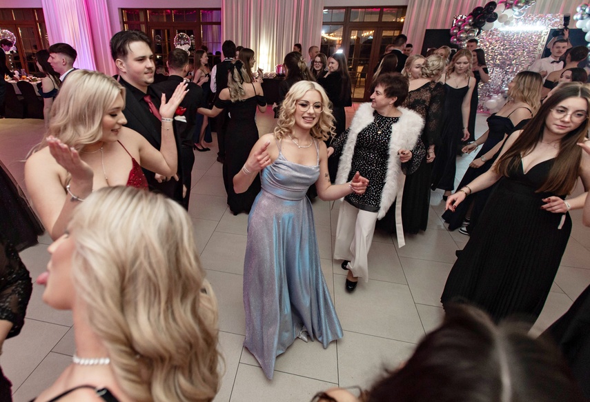 Zaczynamy studniówki! Tak bawili się uczniowie Zespołu Szkół Gosporadczych zdjęcie nr 341378