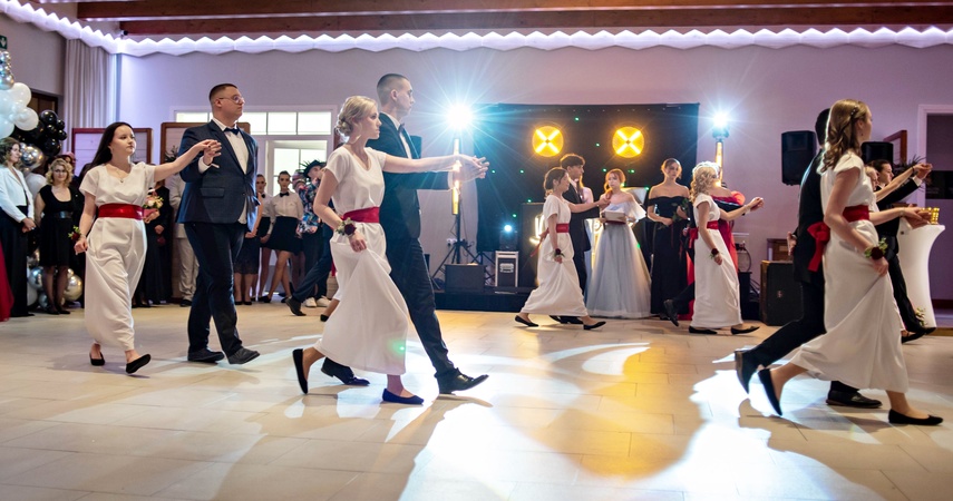 Zaczynamy studniówki! Tak bawili się uczniowie Zespołu Szkół Gosporadczych zdjęcie nr 341313