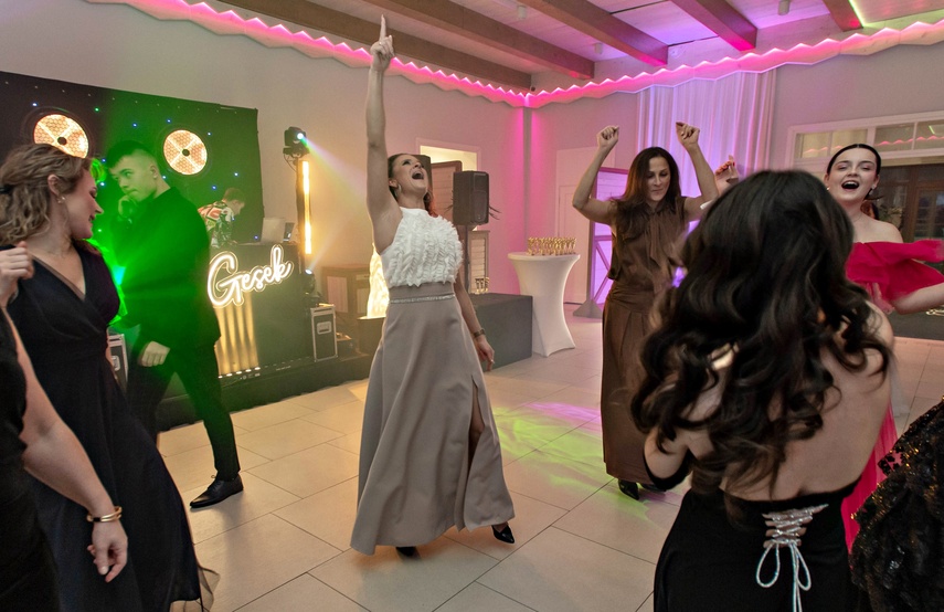 Zaczynamy studniówki! Tak bawili się uczniowie Zespołu Szkół Gosporadczych zdjęcie nr 341374