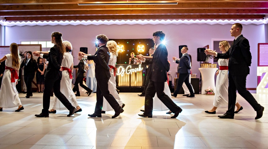 Zaczynamy studniówki! Tak bawili się uczniowie Zespołu Szkół Gosporadczych zdjęcie nr 341315