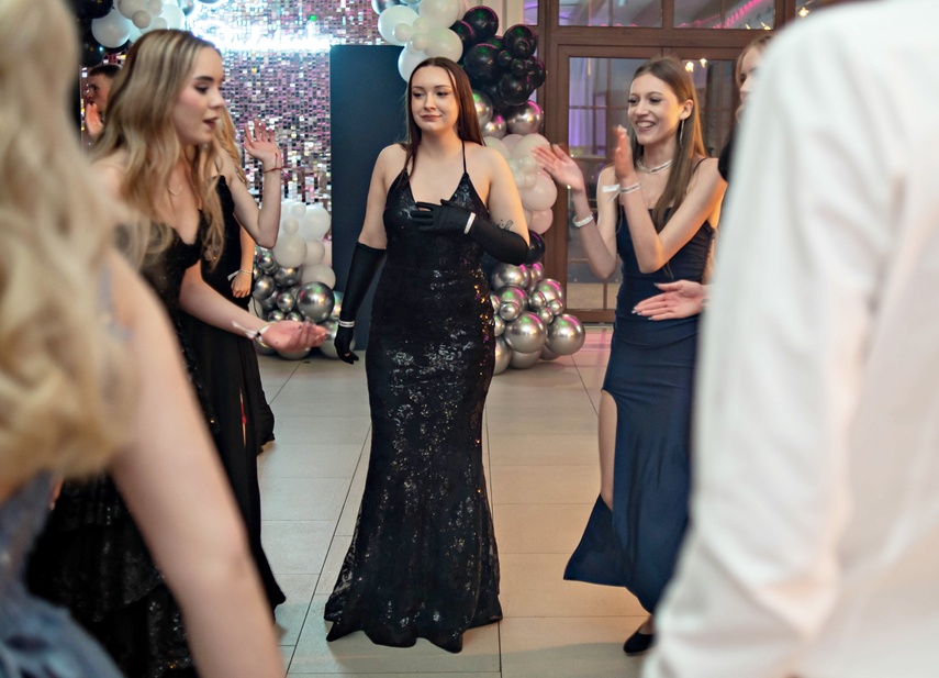 Zaczynamy studniówki! Tak bawili się uczniowie Zespołu Szkół Gosporadczych zdjęcie nr 341411