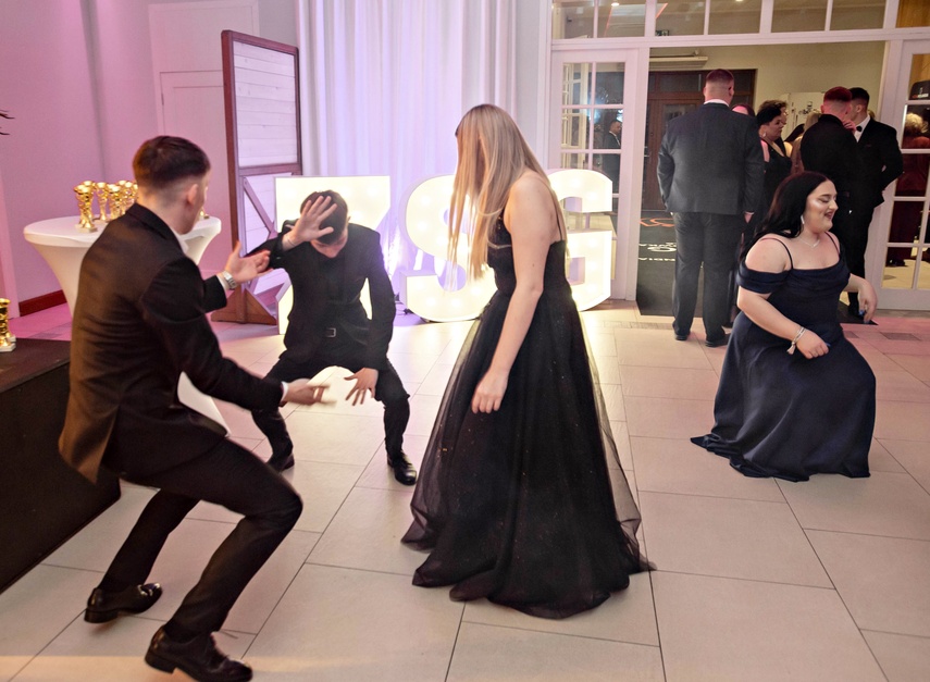 Zaczynamy studniówki! Tak bawili się uczniowie Zespołu Szkół Gosporadczych zdjęcie nr 341428