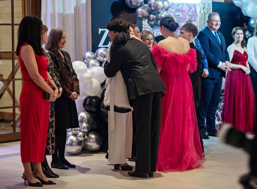 Zaczynamy studniówki! Tak bawili się uczniowie Zespołu Szkół Gosporadczych zdjęcie nr 341308