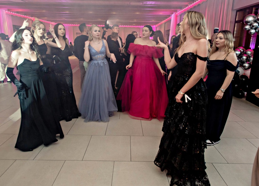 Zaczynamy studniówki! Tak bawili się uczniowie Zespołu Szkół Gosporadczych zdjęcie nr 341388