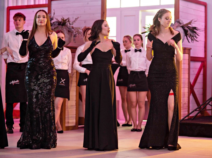 Zaczynamy studniówki! Tak bawili się uczniowie Zespołu Szkół Gosporadczych zdjęcie nr 341404