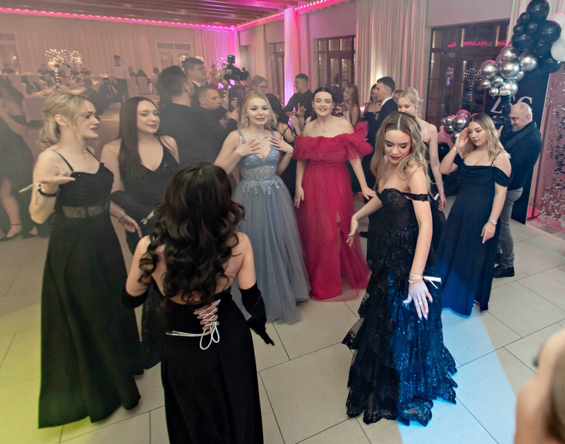 Zaczynamy studniówki! Tak bawili się uczniowie Zespołu Szkół Gosporadczych zdjęcie nr 341387