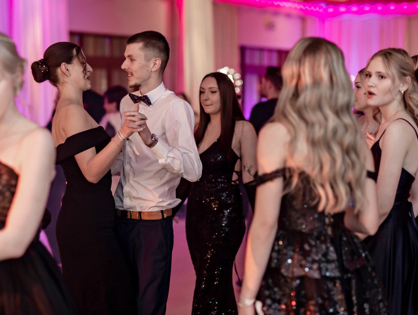 Zaczynamy studniówki! Tak bawili się uczniowie Zespołu Szkół Gosporadczych zdjęcie nr 341370