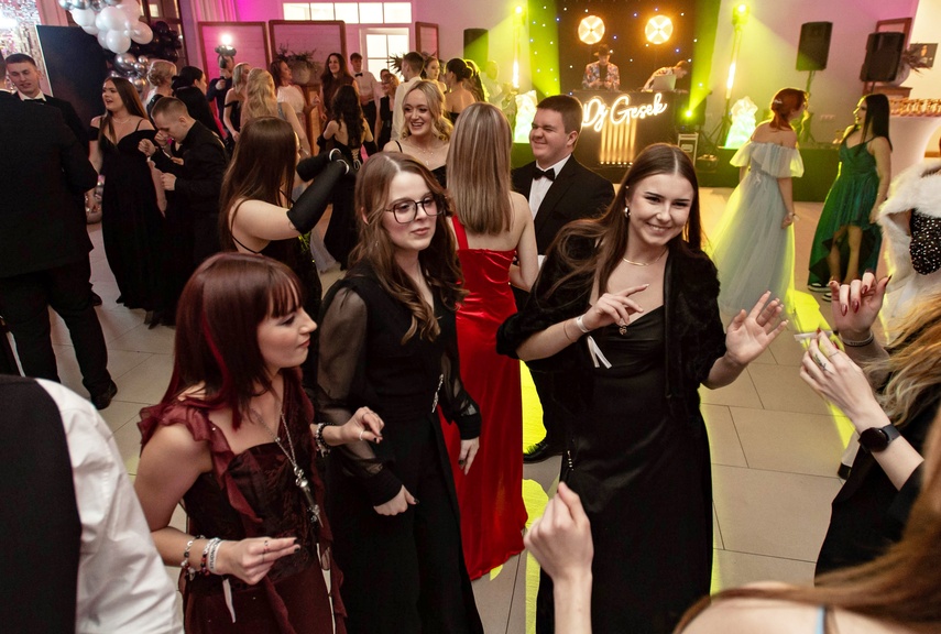 Zaczynamy studniówki! Tak bawili się uczniowie Zespołu Szkół Gosporadczych zdjęcie nr 341383