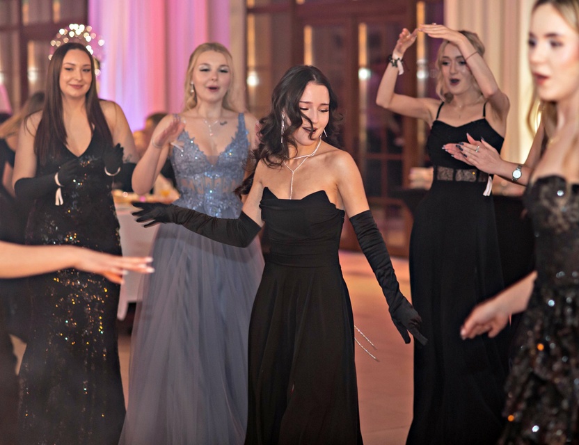 Zaczynamy studniówki! Tak bawili się uczniowie Zespołu Szkół Gosporadczych zdjęcie nr 341369