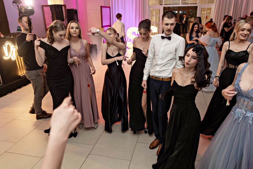 Zaczynamy studniówki! Tak bawili się uczniowie Zespołu Szkół Gosporadczych zdjęcie nr 341385