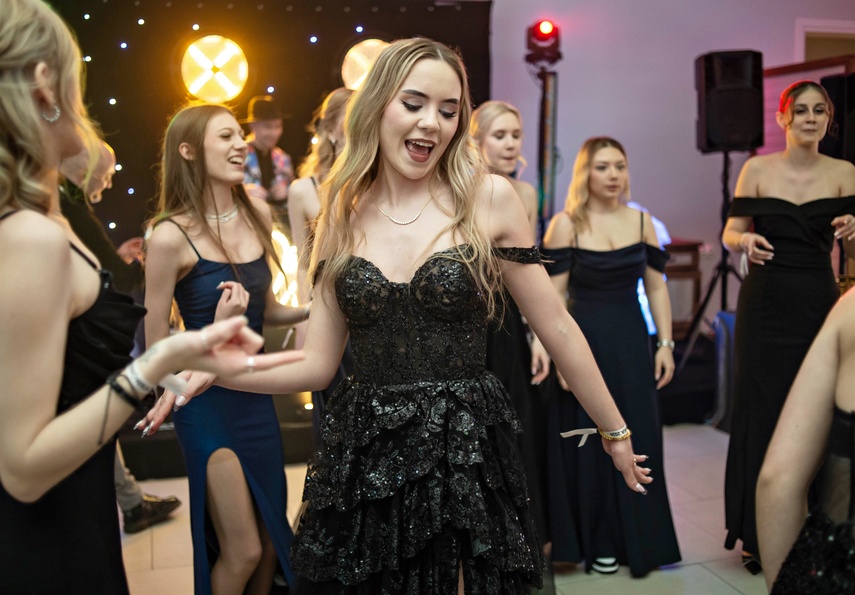 Zaczynamy studniówki! Tak bawili się uczniowie Zespołu Szkół Gosporadczych zdjęcie nr 341410