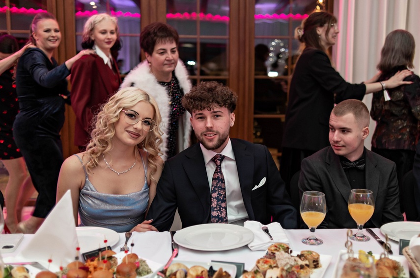 Zaczynamy studniówki! Tak bawili się uczniowie Zespołu Szkół Gosporadczych zdjęcie nr 341397