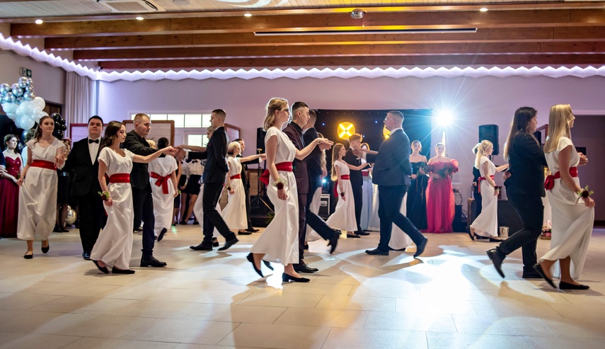 Zaczynamy studniówki! Tak bawili się uczniowie Zespołu Szkół Gosporadczych zdjęcie nr 341312