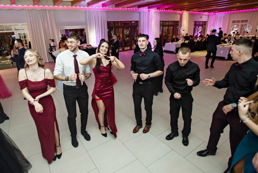 Zaczynamy studniówki! Tak bawili się uczniowie Zespołu Szkół Gosporadczych zdjęcie nr 341409