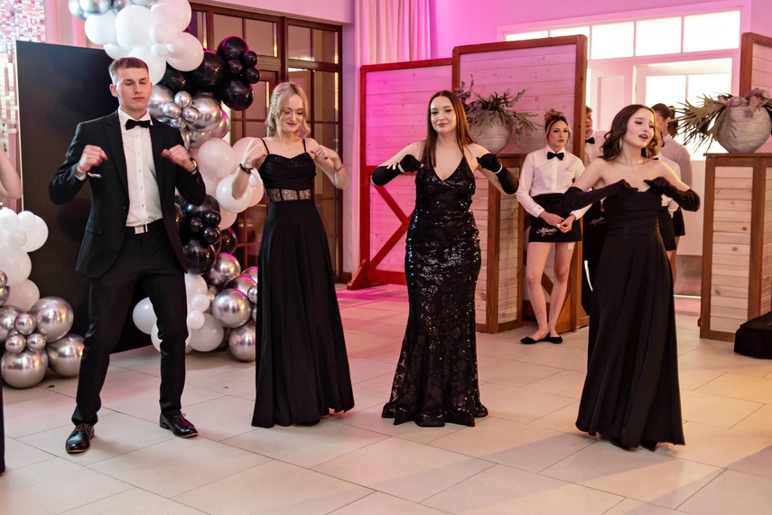 Zaczynamy studniówki! Tak bawili się uczniowie Zespołu Szkół Gosporadczych zdjęcie nr 341402