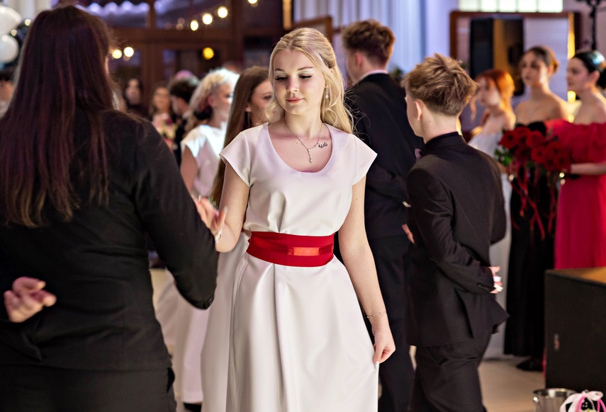 Zaczynamy studniówki! Tak bawili się uczniowie Zespołu Szkół Gosporadczych zdjęcie nr 341327