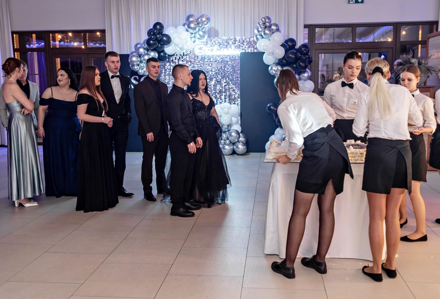 Zaczynamy studniówki! Tak bawili się uczniowie Zespołu Szkół Gosporadczych zdjęcie nr 341453