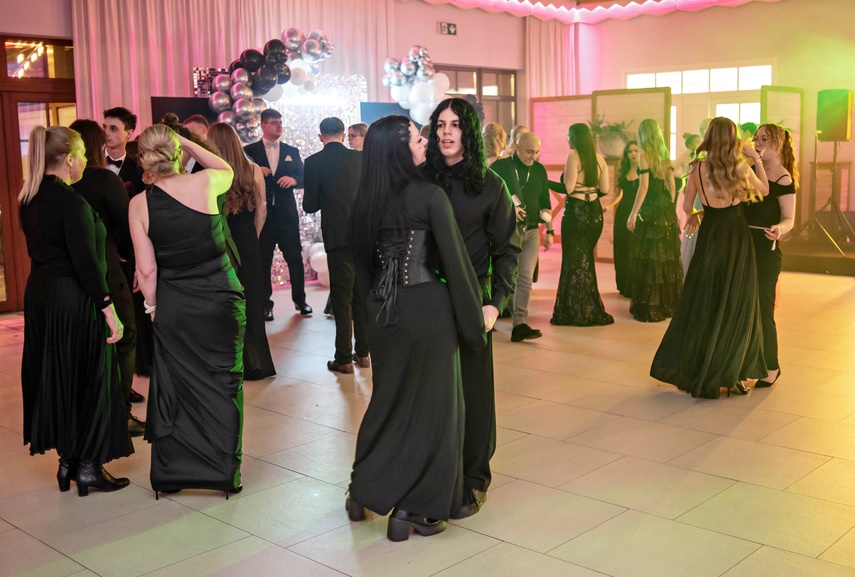 Zaczynamy studniówki! Tak bawili się uczniowie Zespołu Szkół Gosporadczych zdjęcie nr 341425